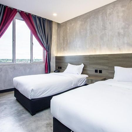 Sri Indar Hotel & Suites Parit Buntar Kültér fotó